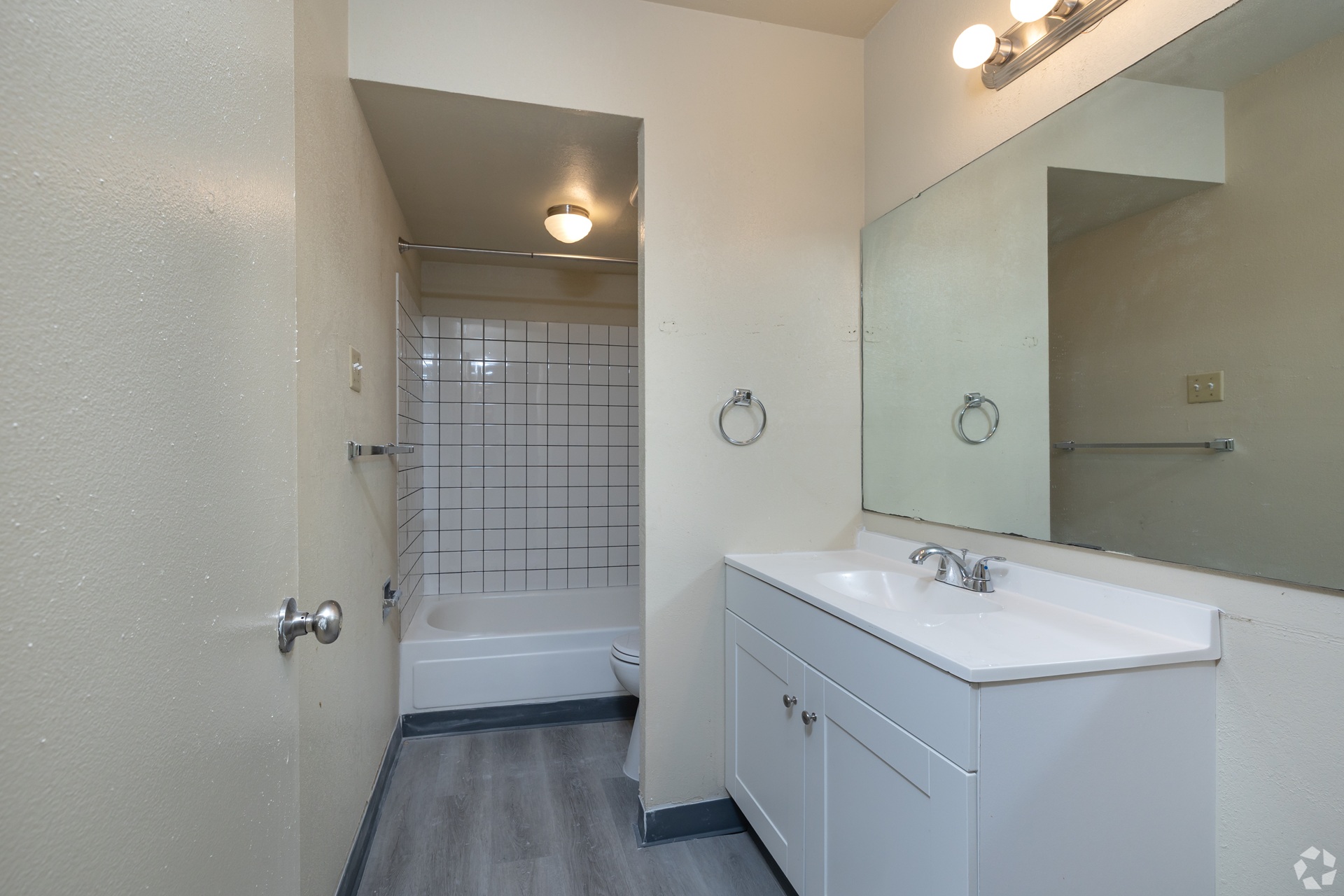 Park Pointe Apartments bathroom in St. Louis, MO