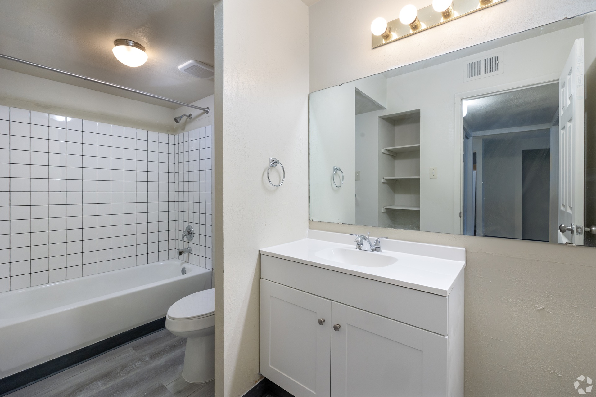 Park Pointe Apartments bathroom in St. Louis, MO