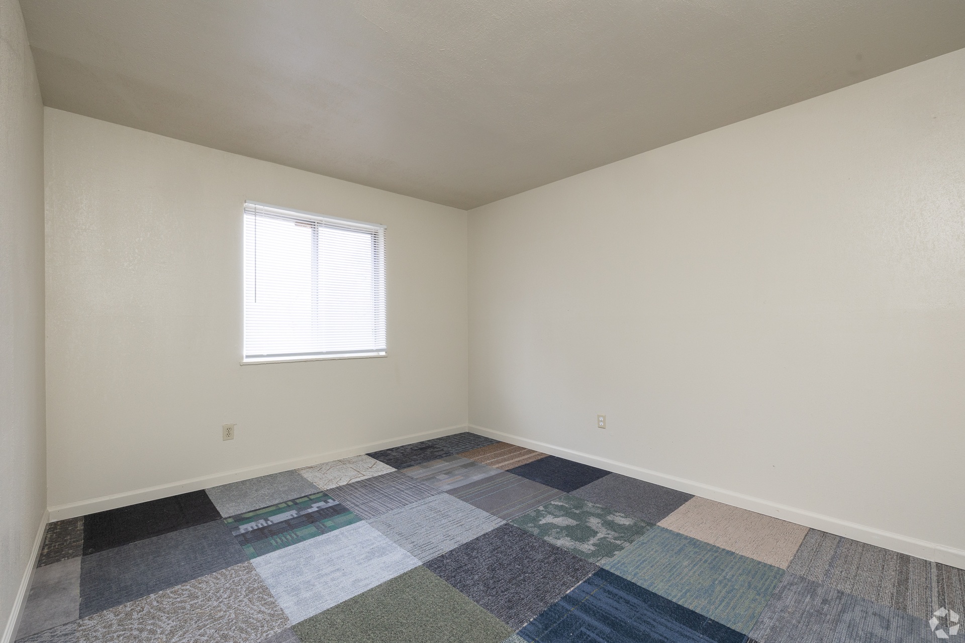 Park Pointe Apartments second bedroom in St. Louis, MO