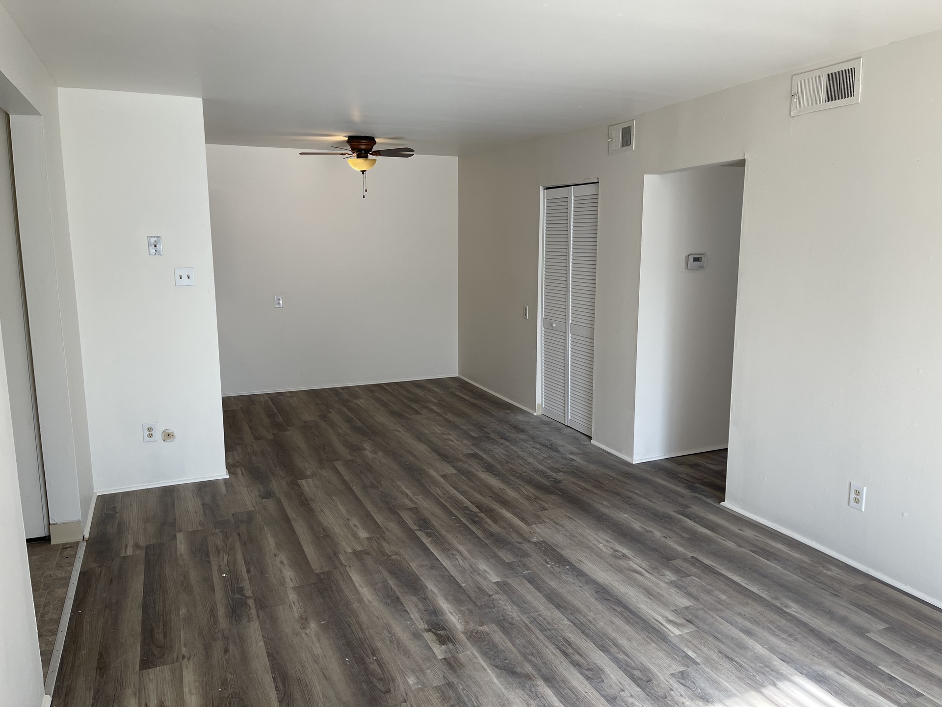 Park Pointe Apartments living room in St. Louis, MO