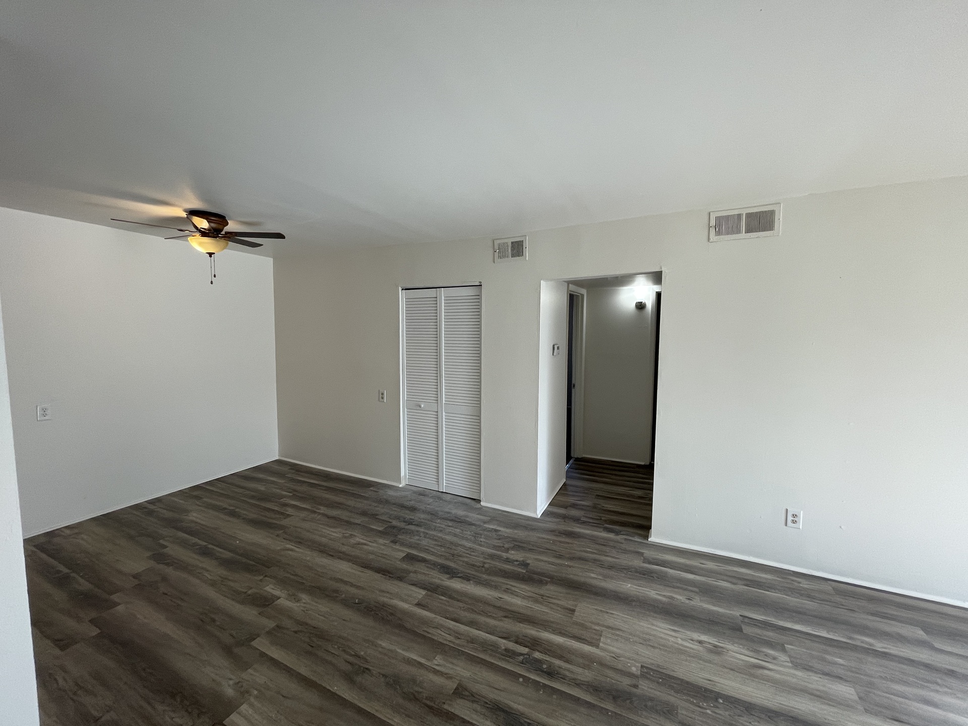 Park Pointe Apartments living room in St. Louis, MO